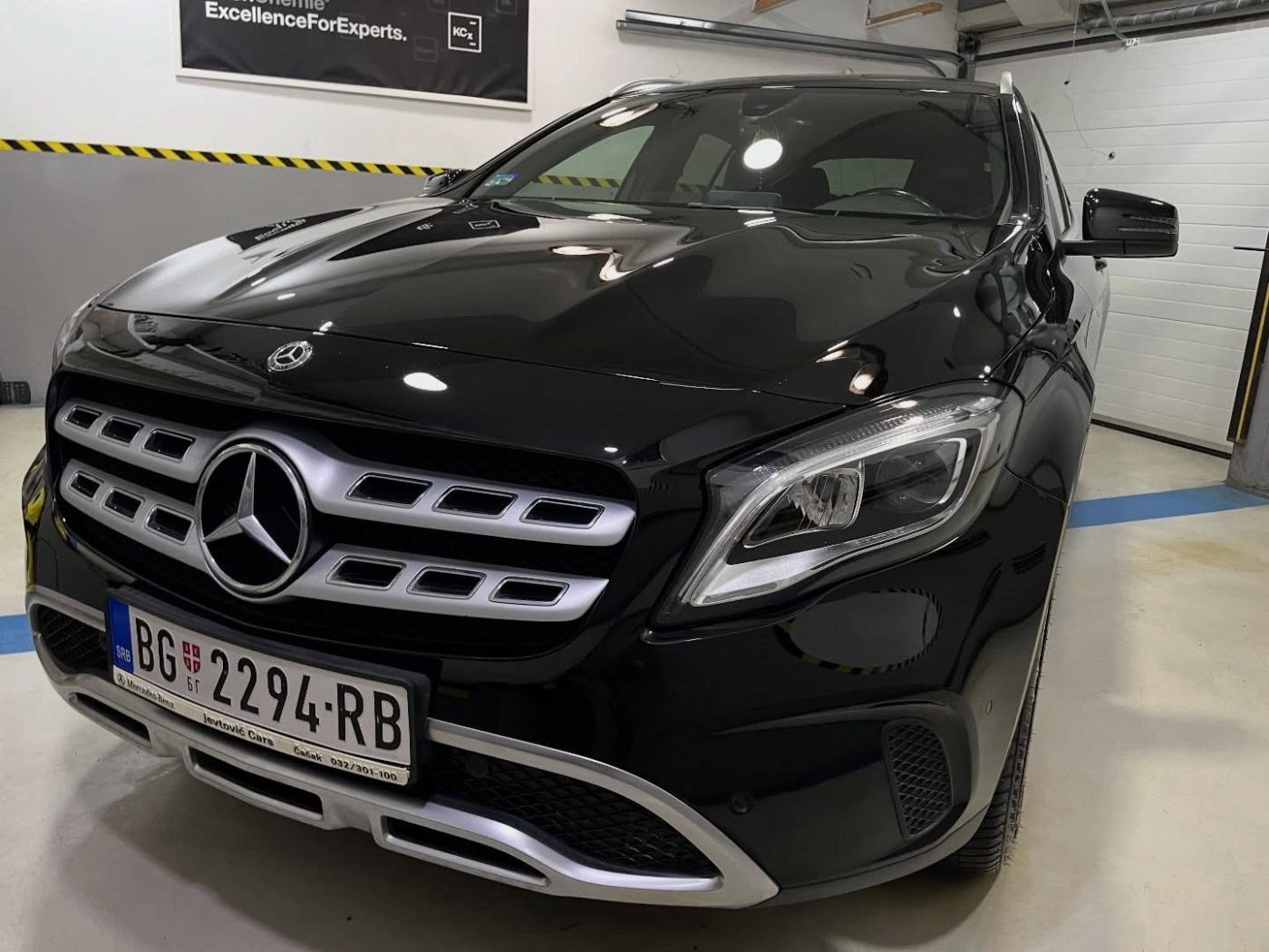 Crni Mercedes GLA posle poliranja u studiju Auto Care BG